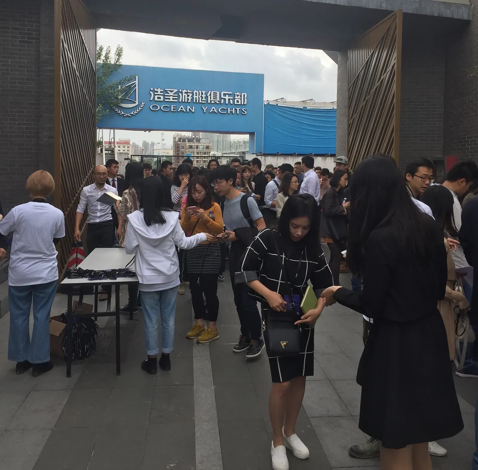 進場後，左右兩邊是報到台