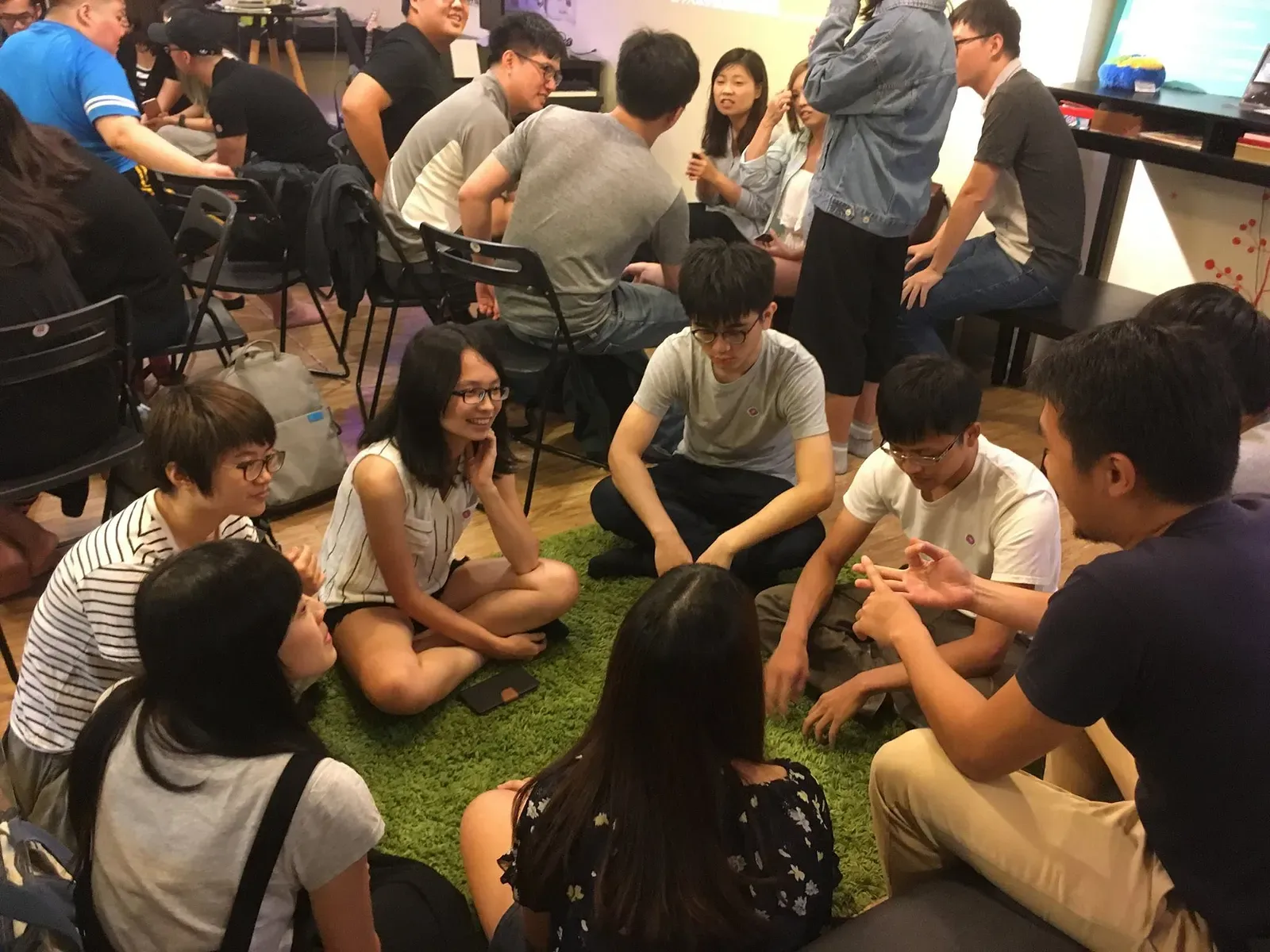 設計小聚參加者坐在地上分組交流