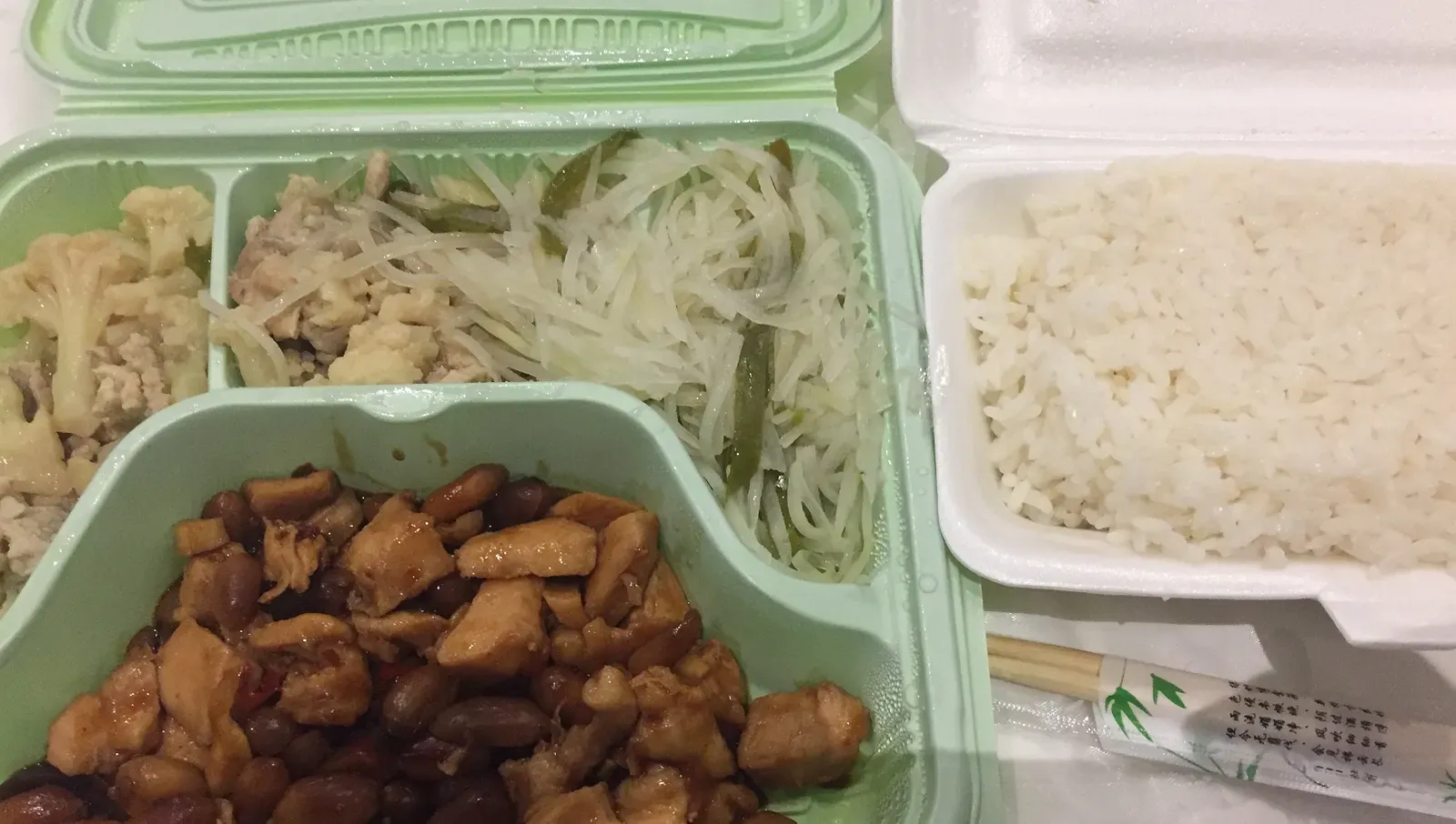 第一天的午餐，飯多到有點驚人(就一個便當盒裡全是飯)