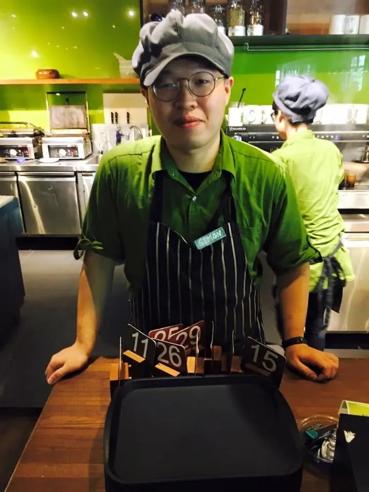 穿著制服在咖啡店吧台工作的我
