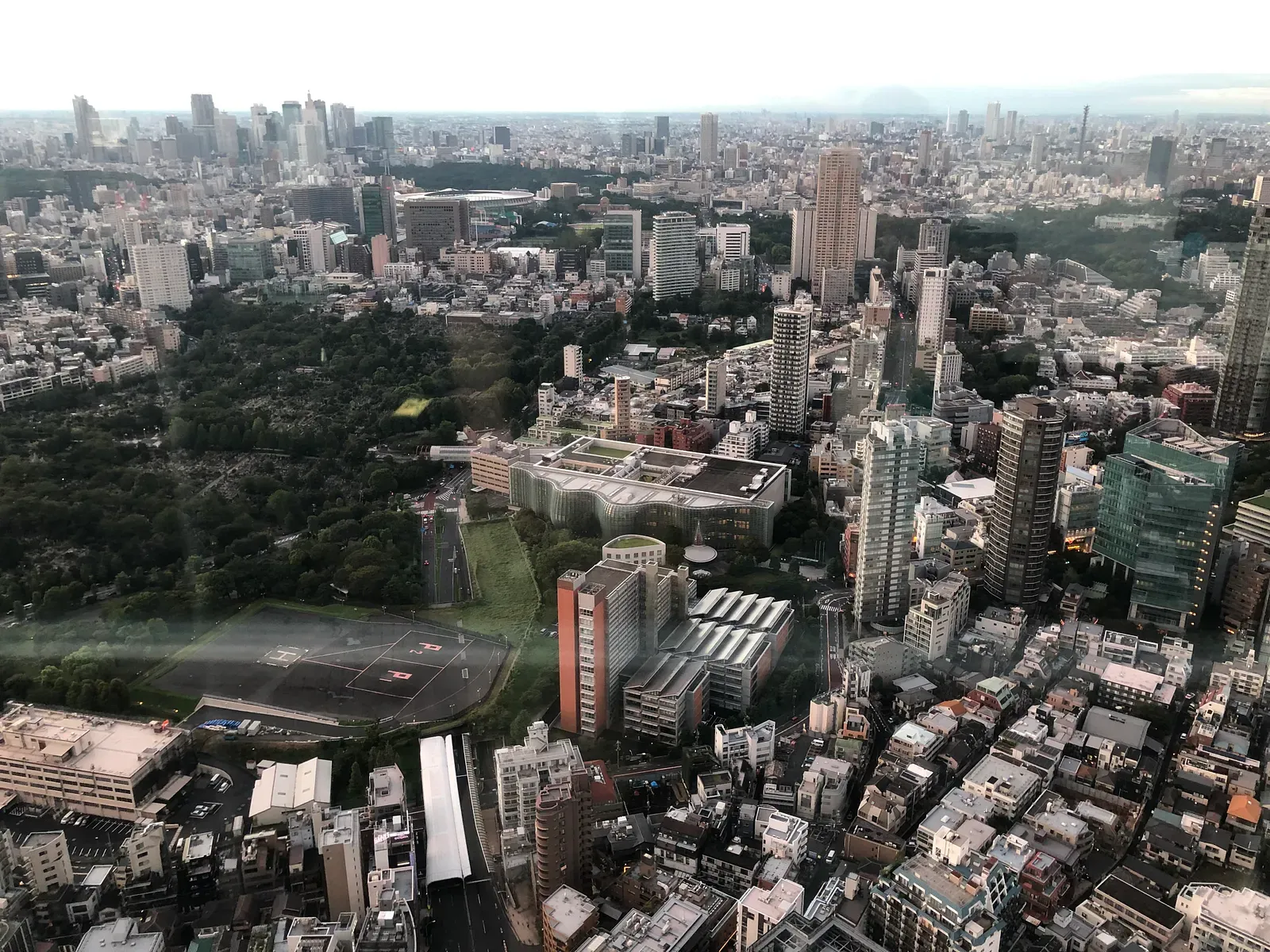 從高樓俯瞰東京市區，大片建築與綠地