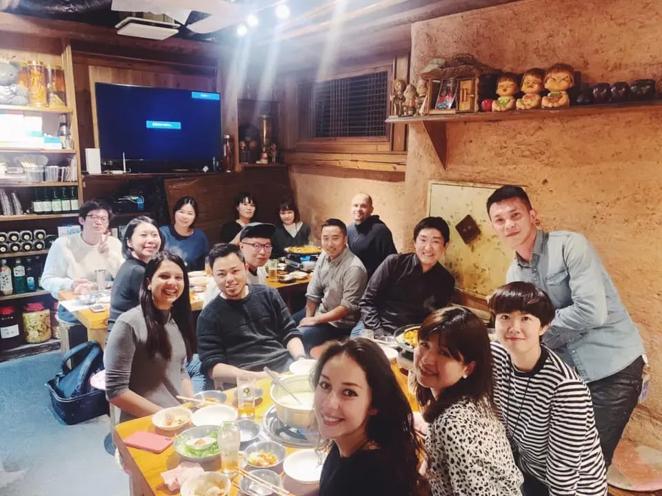 和一群朋友在餐廳圍桌聚餐