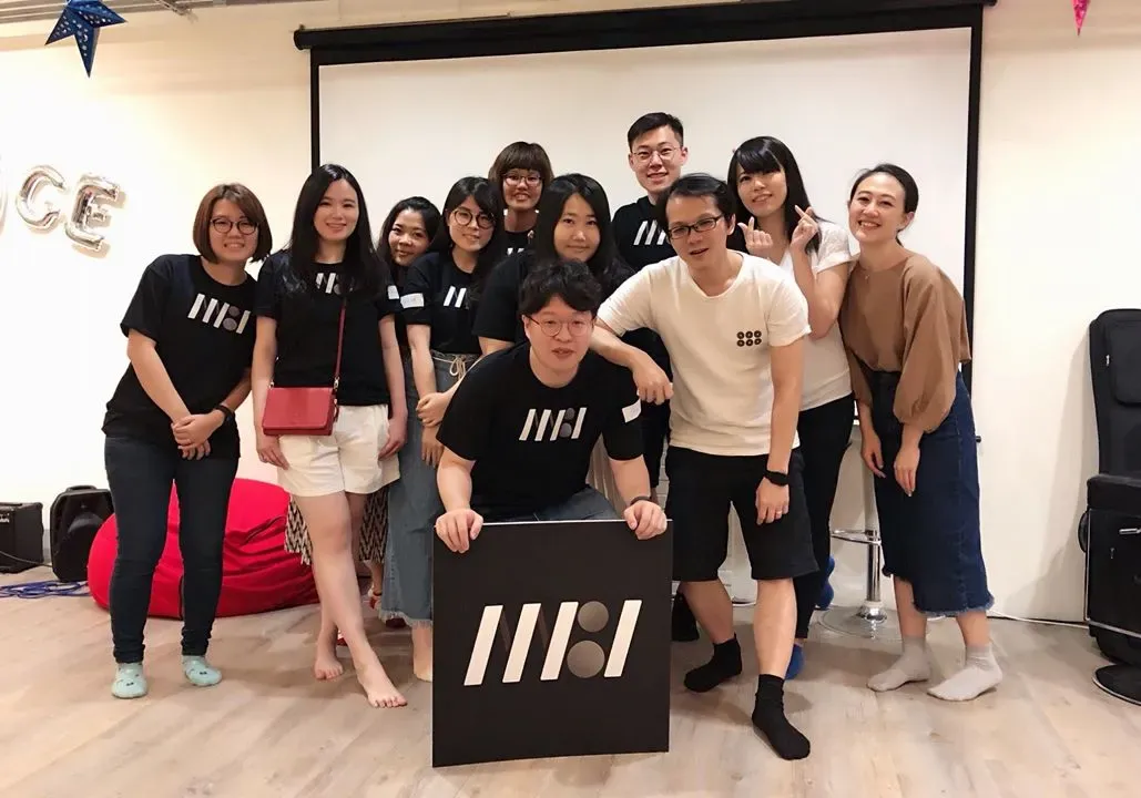穿著 AAPD T 恤的團隊成員在活動現場合照