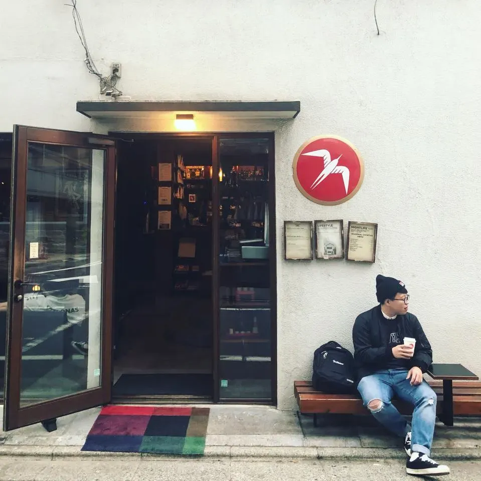 坐在東京咖啡店門口長椅上喝咖啡