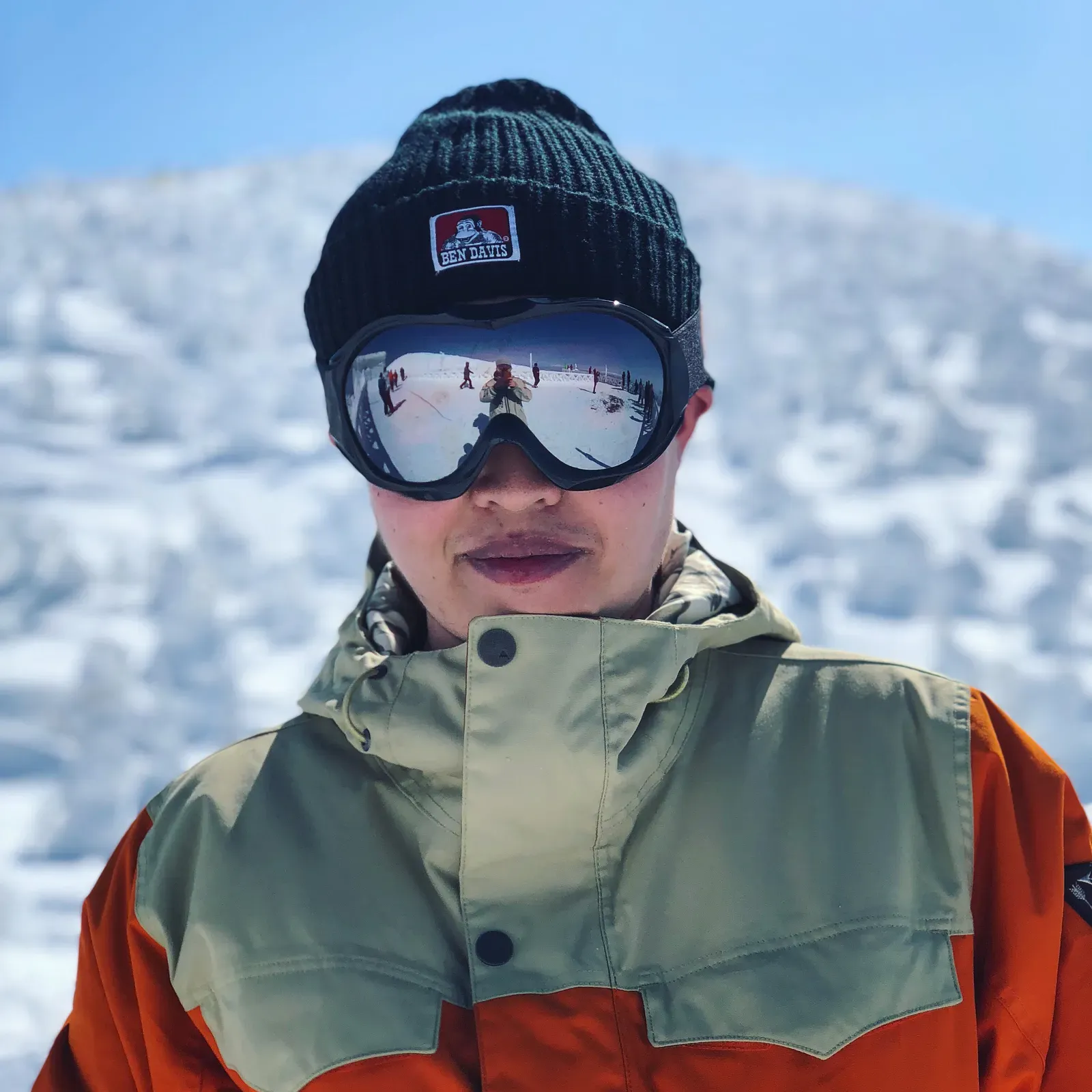在雪山上戴著毛帽和雪鏡的近照