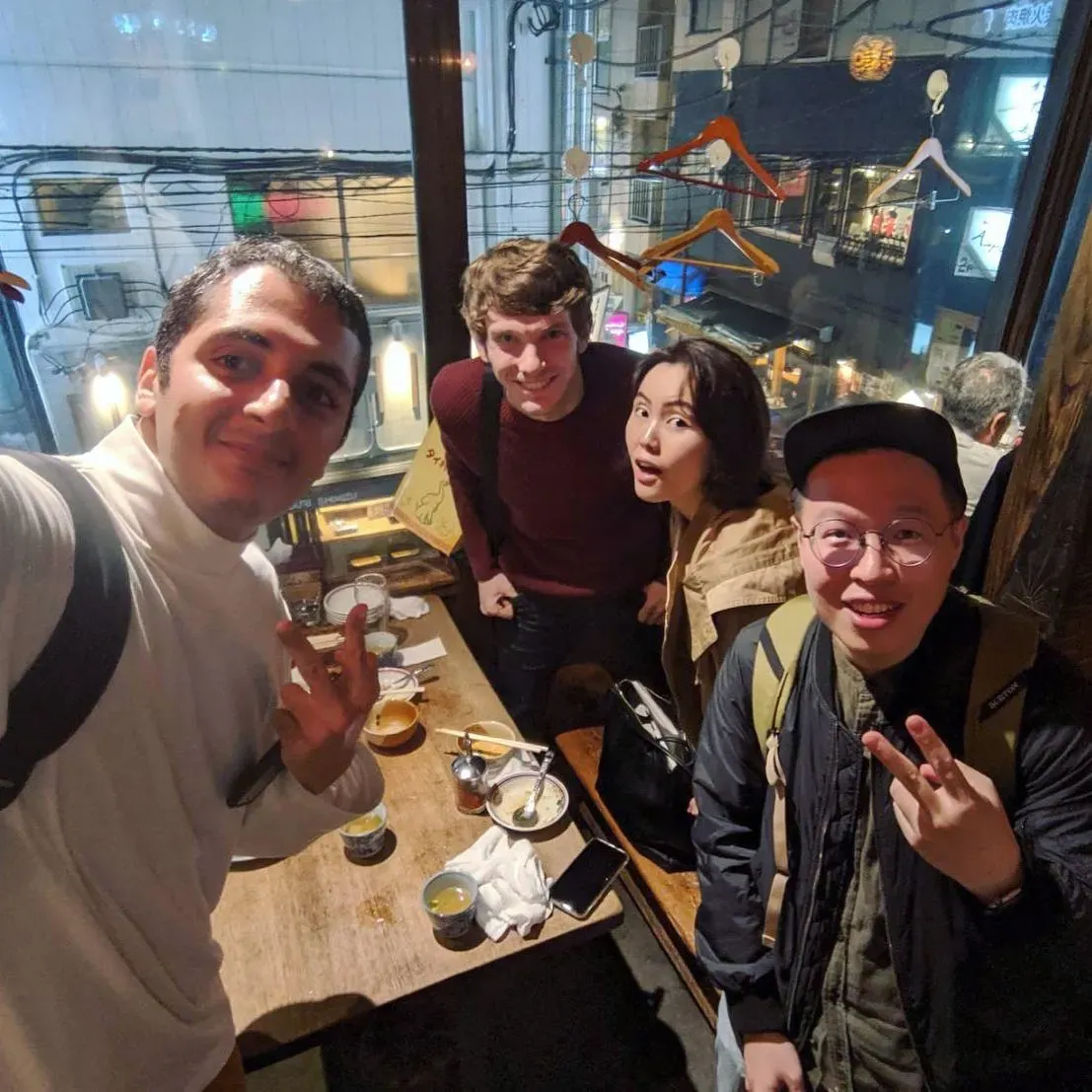 和朋友在東京的居酒屋聚餐自拍