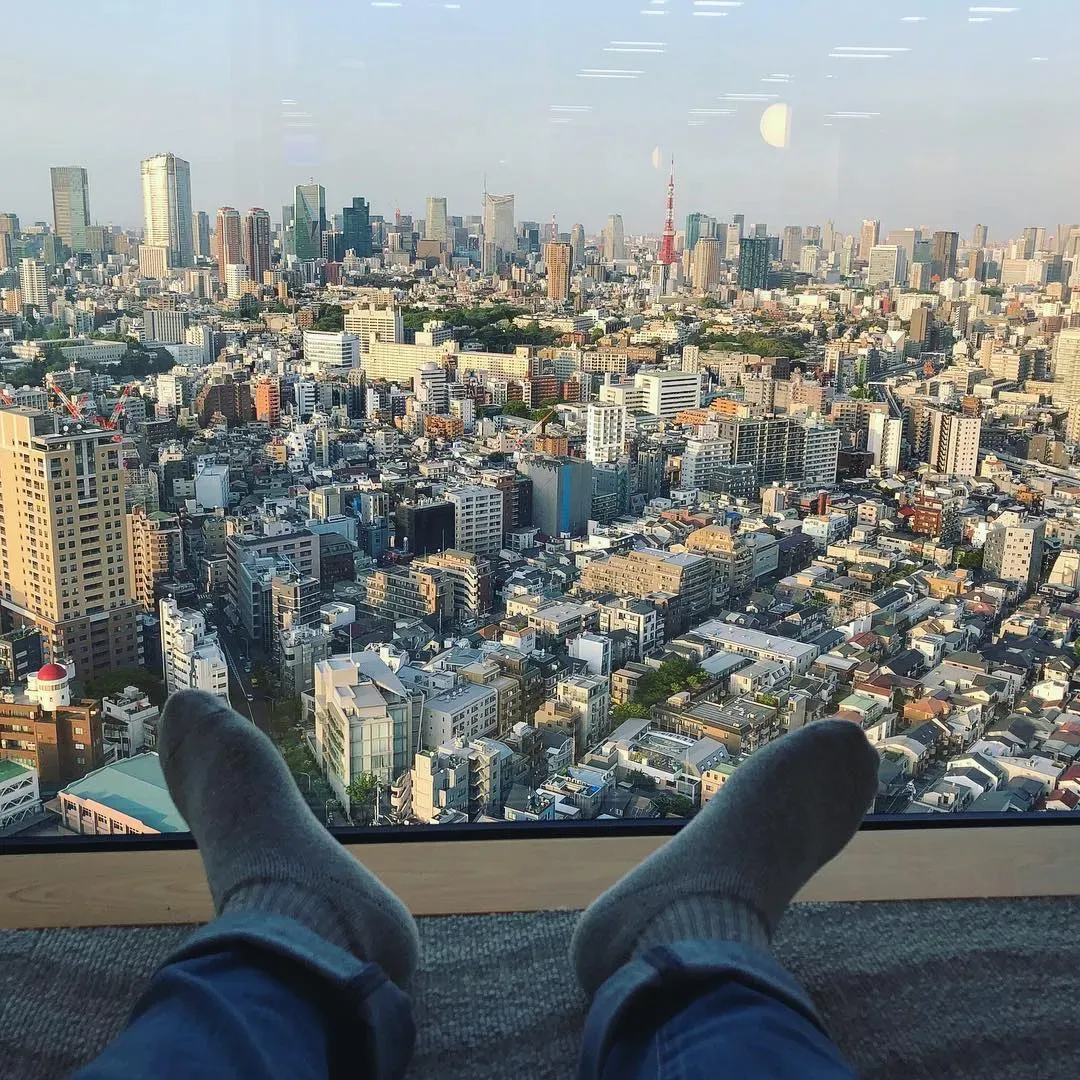 從高樓窗邊望出去的東京市景與東京鐵塔