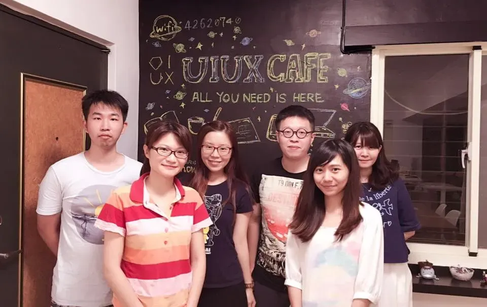 在 UIUX Cafe 黑板牆前和設計師朋友合照
